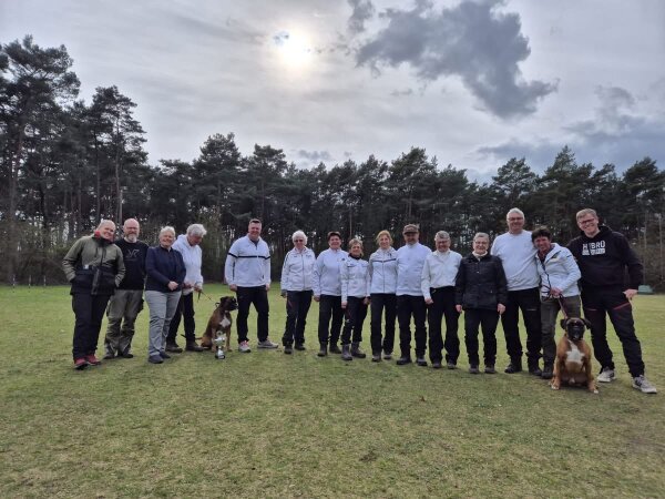 Die Teilnehmer-/ -innen der FCI-FH Quali Prüfung in der Gruppe Lengerich - LR-in Sabine Göhl - PL Mareike Loges  - FL Jürgen Niehues + Andree Niewöhner VLìn Babs Schweers